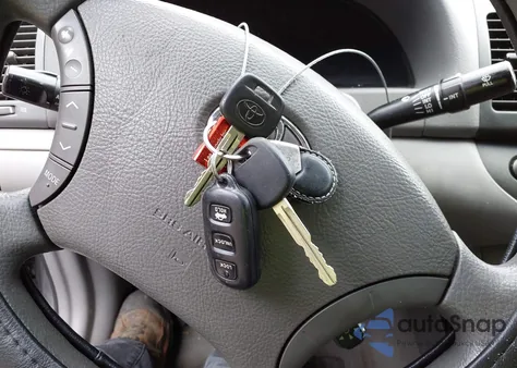 2005 Toyota Camry Le z USA, uszkodzony, nr VIN 4T1BE32K95U564462